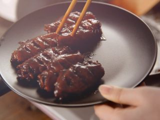 8、不炸不烤，告诉你什么才是完美的鸡翅做法,将鸡翅装入盘中