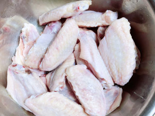 1、香酥炸鸡翅,准备好鸡翅中。