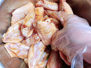 6、香酥炸鸡翅,继续搅拌、按摩，将鸡翅静置腌制30分钟。