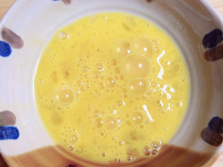 7、香酥炸鸡翅,准备好鸡蛋液。