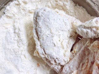 11、香酥炸鸡翅,再裹上一层面粉。