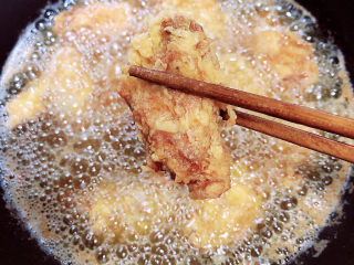 13、香酥炸鸡翅,小火慢炸8分钟，开大火炸至金黄色。