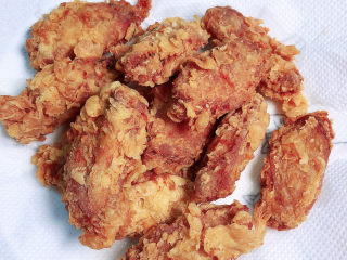 14、香酥炸鸡翅,捞出炸好的鸡翅，放在吸油纸上吸去多余的油。