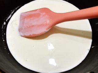 2、醇厚浓郁的巧克力慕斯蛋糕,淡奶油用小锅加热至边缘起泡