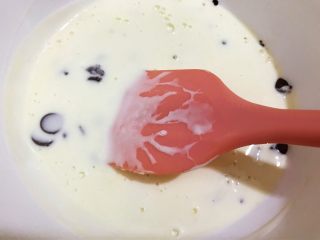 3、醇厚浓郁的巧克力慕斯蛋糕,倒入巧克力碗里