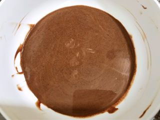 4、醇厚浓郁的巧克力慕斯蛋糕,慢慢搅拌至巧克力融化顺滑后，盖上保鲜膜放入冰箱4个小时以上