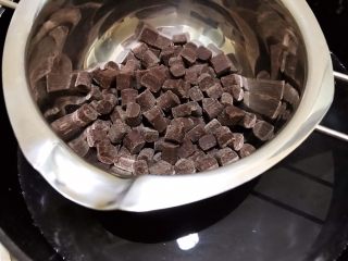 7、醇厚浓郁的巧克力慕斯蛋糕,巧克力隔热水融化