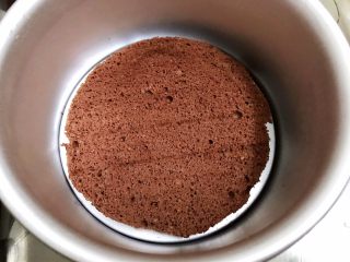 14、醇厚浓郁的巧克力慕斯蛋糕,取一片蛋糕摆在模具里，加入一半慕斯糊