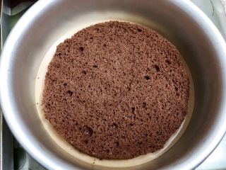 15、醇厚浓郁的巧克力慕斯蛋糕,再放入一片蛋糕