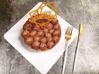 19、醇厚浓郁的巧克力慕斯蛋糕,插上插牌