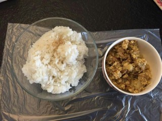 1、????????????剩下的都是精华——煎饭团,准备好你的材料,我的是土豆泥培根蛋饼