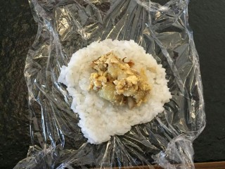 2、????????????剩下的都是精华——煎饭团,把白饭铺开中间放入馅(喜欢就好)