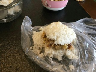 3、????????????剩下的都是精华——煎饭团,上面盖上小帽子,隔保鲜膜捏紧