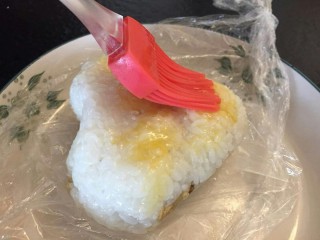 5、????????????剩下的都是精华——煎饭团,刷上蛋液,