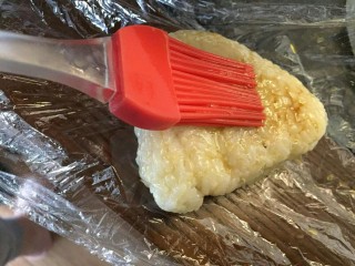 6、????????????剩下的都是精华——煎饭团,刷上酱油