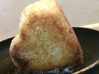 7、????????????剩下的都是精华——煎饭团,煎直四面金黄那里都要照顾到哦,一颗大❤❤