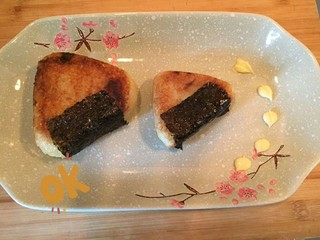8、????????????剩下的都是精华——煎饭团,完成有海苔的裹上海苔没有的也可以包上生菜边走边吃哦
