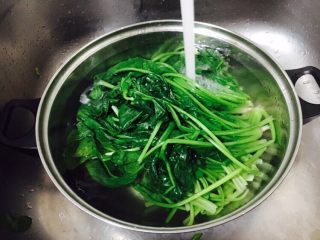 6、 #咸味# 蔬菜蛋炒饭,把捞出的菠菜过l凉水。