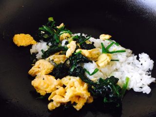20、 #咸味# 蔬菜蛋炒饭,最后放入步骤18的菠菜炒鸡蛋。