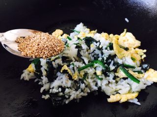 22、 #咸味# 蔬菜蛋炒饭,撒上些白芝麻即可