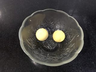 1、玛格丽特饼干,鸡蛋煮熟，把蛋黄扒出来备用。
