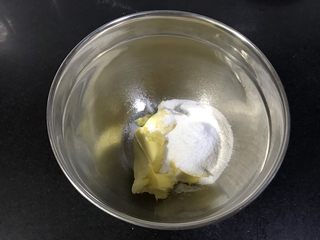 2、玛格丽特饼干,黄油加入糖粉和盐。