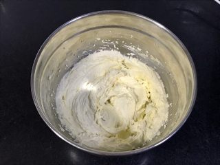 3、玛格丽特饼干,电动打蛋器打至发白，羽毛状。