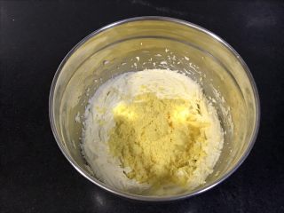 4、玛格丽特饼干,把蛋黄过筛去黄油，借助刮刀压一下才好完成。