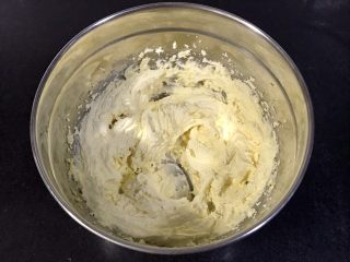 5、玛格丽特饼干,用电动打蛋器打匀就行。