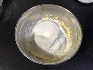 6、玛格丽特饼干,筛入低粉和玉米淀粉的混和粉。