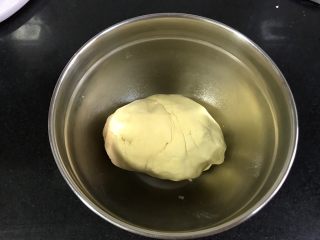 7、玛格丽特饼干,揉成面团。