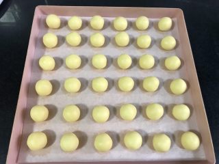 8、玛格丽特饼干,平分成36份，搓成小球，做到一半的时候，预热烤箱170度。