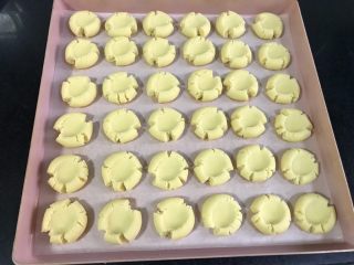 9、玛格丽特饼干,用大拇指压出指痕，自然开裂状态。