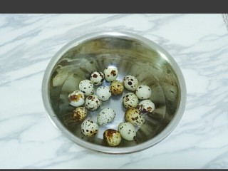 2、红烧鹌鹑蛋,鹌鹑蛋表面清洗干净