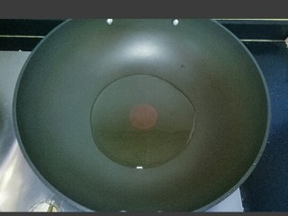 6、红烧鹌鹑蛋,锅中倒适量油烧热