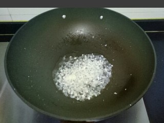 10、红烧鹌鹑蛋,锅中的底油烧热，放入蒜末爆香