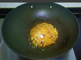 12、红烧鹌鹑蛋,放入1勺白砂糖