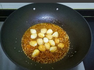 14、红烧鹌鹑蛋,倒入鹌鹑蛋