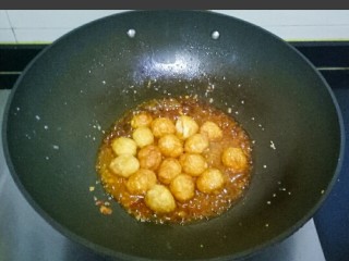 15、红烧鹌鹑蛋,水开后转小火煮10分钟左右，汤汁略稠，加入少许水淀粉，大火煮沸