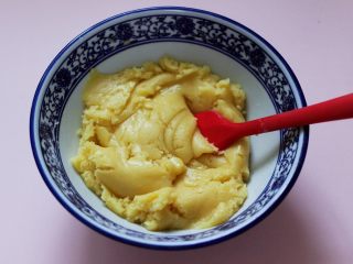 6、酥得掉渣的芝麻桃酥,这个时候用硅胶铲把所有的食材,翻拌至均匀无干粉的时候。