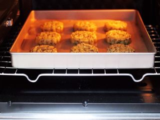 11、酥得掉渣的芝麻桃酥,把烤架放入烤箱中层,把做好的桃酥烤盘放烤网上。