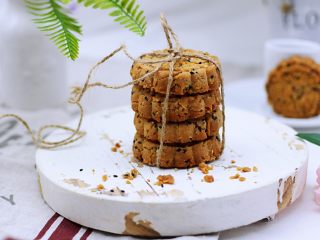 15、酥得掉渣的芝麻桃酥,比做月饼简单,比其它饼干还好吃。