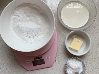 1、奥利奥雪媚娘,材料备好，粉类混合过筛