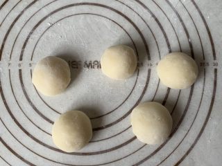 11、奥利奥雪媚娘,面团均分五份滚圆