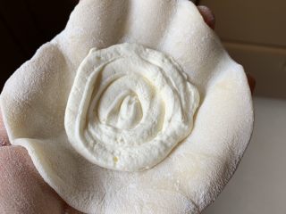 12、奥利奥雪媚娘,取一个面团撒点熟糯米粉（防粘）擀薄，挤一层奶油