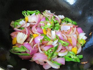 11、洋葱爆腰花,撒入洋葱、青椒、黄彩椒一起翻炒