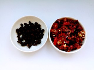 6、牛肉酱,准备好豆豉和干辣椒碎。