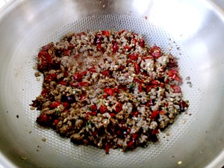 9、牛肉酱,再加辣椒末继续炒出辣椒香。