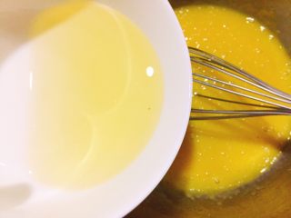 4、7寸中空戚风蛋糕（新手零失败）,加入色拉油