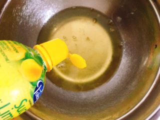 9、7寸中空戚风蛋糕（新手零失败）,蛋清中加入几滴柠檬汁